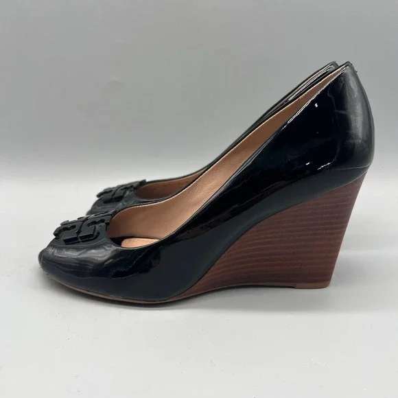 Tory Burch Black Patent Leather Peep Toe Wedge Pumps Logo Medallion 7.5M 5930L - Picture 4 of 10